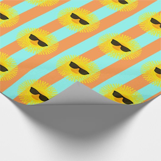 Zon met Donkere Zonnebril op Aqua & Oranje Strepen Cadeaupapier (Hoek)