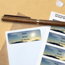 Zon stijgt boven de wolken boven Colorado Springs.