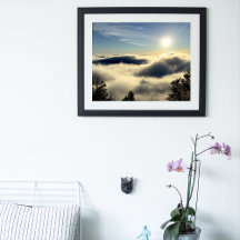 Zon stijgt boven de wolken boven Colorado Springs.