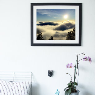 Zon stijgt boven de wolken boven Colorado Springs. Foto Afdruk