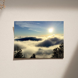 Zon stijgt boven de wolken boven Colorado Springs. Perfect Poster