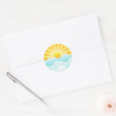 Zon stijgt over wolken ronde sticker (Envelop)