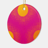 Zon straalt paarse lichten uit keramisch ornament (Links)