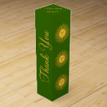 Zon van mei Motief Wijn Gift Box Wijn Geschenkdoos<br><div class="desc">Druk je bedankt uit met dit prachtige "Sun of May" stralende zonnetmotiefje op een wijncadeaudoos. De tekst aan de zijkant en de tekst boven aan het vak is volledig aanpasbaar en kan aan uw behoeften worden aangepast. De zon, ook wel de zon van mei genoemd, (Spaans: Sol de Mayo) is...</div>