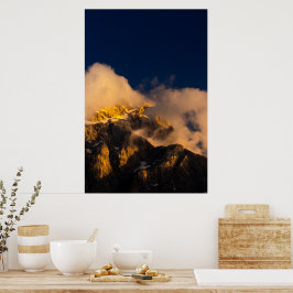 Zon verlichte bergen bedekt met wolken poster