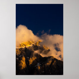 Zon verlichte bergen bedekt met wolken poster