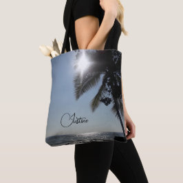 Zon verlichte palmboom oceaan gepersonaliseerd tote bag