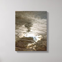 ZON, WOLKEN WEERSPIEGELD IN EEN VULKANISCHE THERMA