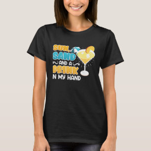 Zon zand een drink in handvakantiefeest t-shirt