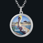 Zondag Ocean Beach Pier Pelican Bird Foto Schattig Zilver Vergulden Ketting<br><div class="desc">"Zondag." Deze schattige, gelukkige pelikaan neergestreken op een reling met uitzicht op een Californisch strand schreeuwt "vakantie klaar". Drijf terug naar de warme oceaan briest wanneer je dit kleurrijke fotografie charme ketting draag. Dit ketting is verkrijgbaar in kleine, middelgrote en grote maten, evenals vierkante en cirkelvormen. U kunt dit ketting...</div>