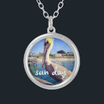 Zondag Ocean Beach Pier Pelican Bird Foto Schattig Zilver Vergulden Ketting<br><div class="desc">"Zondag." Deze schattige, gelukkige pelikaan neergestreken op een reling met uitzicht op een Californisch strand schreeuwt "vakantie klaar". Drijf terug naar de warme oceaan briest wanneer je dit kleurrijke fotografie charme ketting draag. Dit ketting is verkrijgbaar in kleine, middelgrote en grote maten, evenals vierkante en cirkelvormen. U kunt dit ketting...</div>