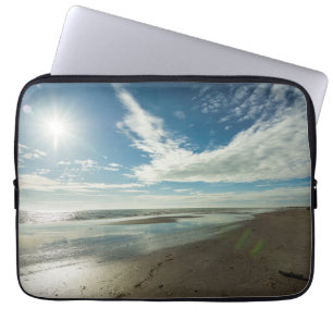 Zondag op een winterzandig strand laptop sleeve