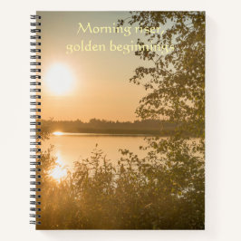 Zonlicht dat als goud over het bos natuur stroomt  notitieboek