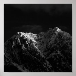 Zonlicht dat de bergen zwart en wit raakt poster