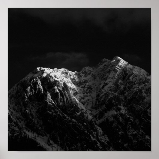 Zonlicht dat de bergen zwart en wit raakt poster (Voorkant)
