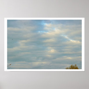 Zonlicht dat door de wolken schijnt Poster