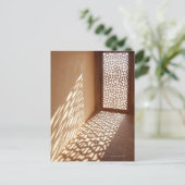 Zonlicht dat door decoratief venster komt briefkaart (Staand voorkant)