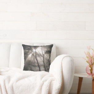 Zonlicht door bomen Dark Woodland Kussen