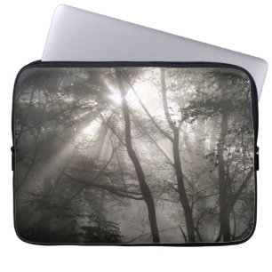 Zonlicht door bomen Dark Woodland Laptop Sleeve