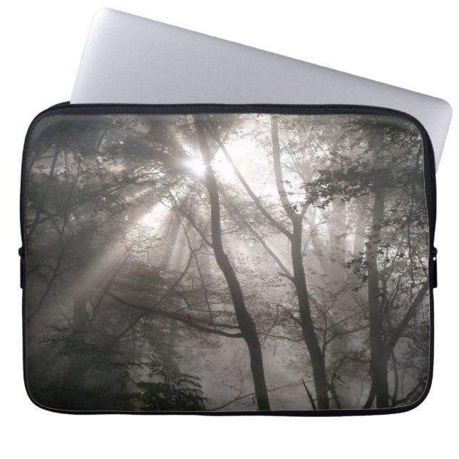 Zonlicht door bomen Dark Woodland Laptop Sleeve (Voorkant)