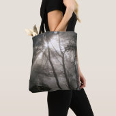 Zonlicht door bomen Dark Woodland Tote Bag (Dichtbij)