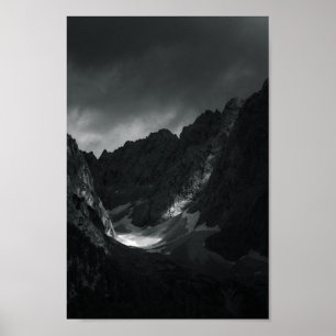 Zonlicht door donkere wolken poster