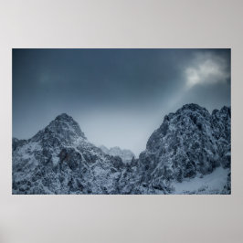 Zonlicht en donkere wolken boven besneeuwde bergen poster
