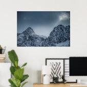 Zonlicht en donkere wolken over sneeuwberggebieden poster (Thuiskantoor)