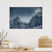 Zonlicht en donkere wolken over sneeuwberggebieden poster (Keuken)