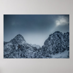 Zonlicht en donkere wolken over sneeuwberggebieden poster