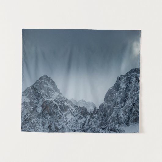 Zonlicht en donkere wolken over sneeuwberggebieden wandkleed (Voorkant (horizontaal))