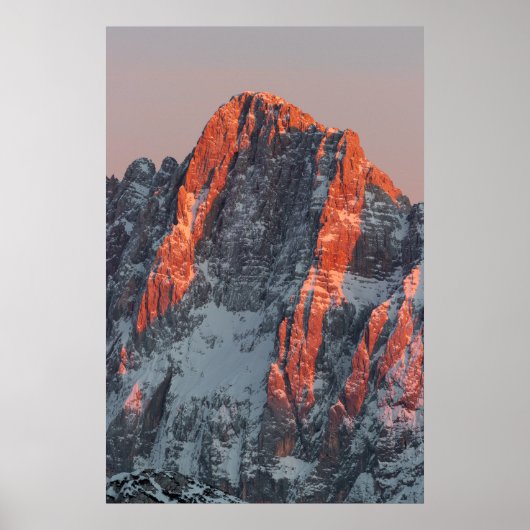Zonlicht op besneeuwde bergen poster (Voorkant)