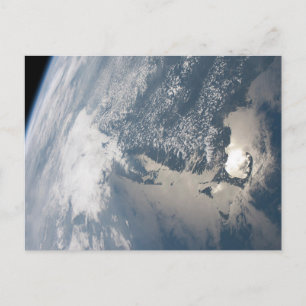 Zonlicht op het water van de aarde. briefkaart