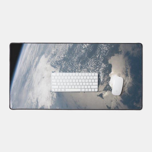 Zonlicht op het water van de aarde. bureaumat (Keyboard & Muis)