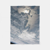 Zonlicht op het water van de aarde. fleece deken (Voorkant)