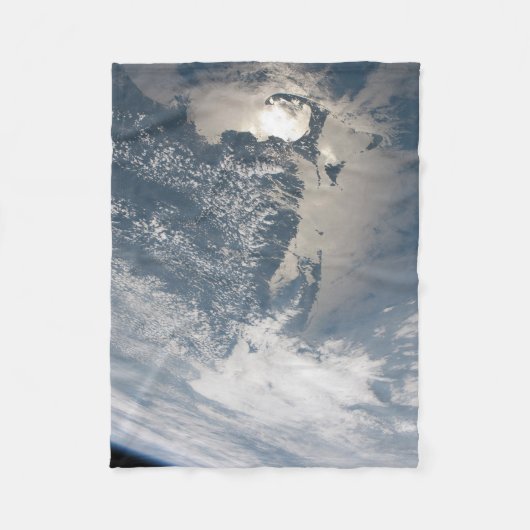 Zonlicht op het water van de aarde. fleece deken (Voorkant)