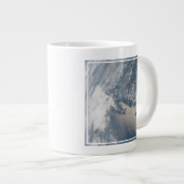 Zonlicht op het water van de aarde. grote koffiekop (Voorkant rechts)