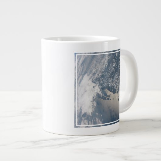 Zonlicht op het water van de aarde. grote koffiekop (Voorkant rechts)