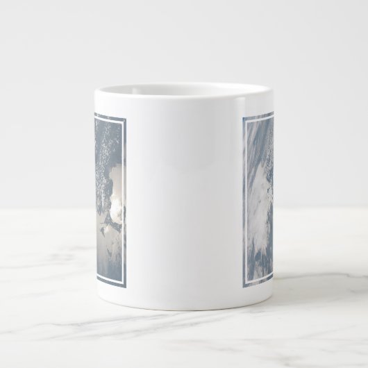 Zonlicht op het water van de aarde. grote koffiekop (Voorkant)