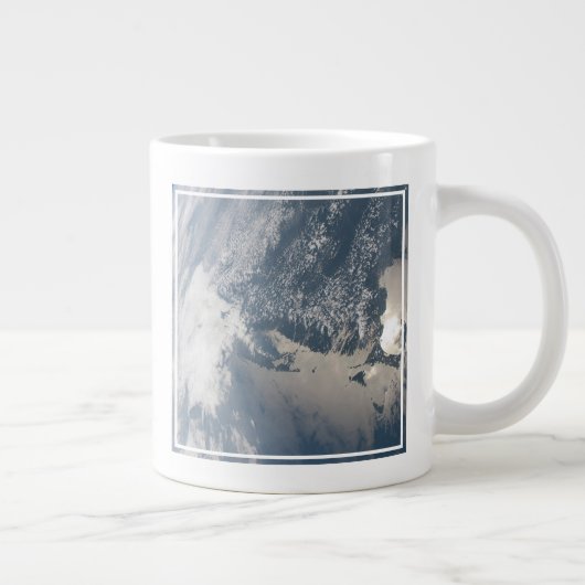 Zonlicht op het water van de aarde. grote koffiekop (Rechts)