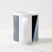 Zonlicht op het water van de aarde. grote koffiekop (Achterkant)