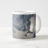 Zonlicht op het water van de aarde. grote koffiekop (Voorkant rechts)