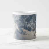 Zonlicht op het water van de aarde. grote koffiekop (Voorkant)