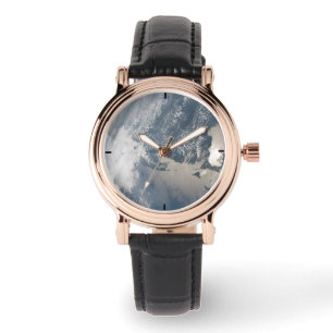 Zonlicht op het water van de aarde. horloge