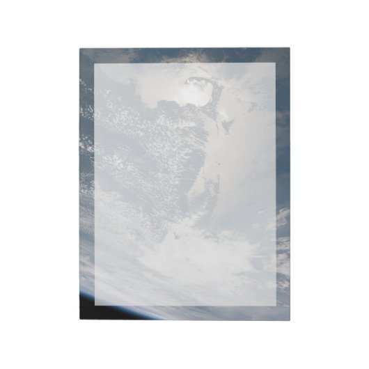 Zonlicht op het water van de aarde. notitieblok (Linkerzijde)