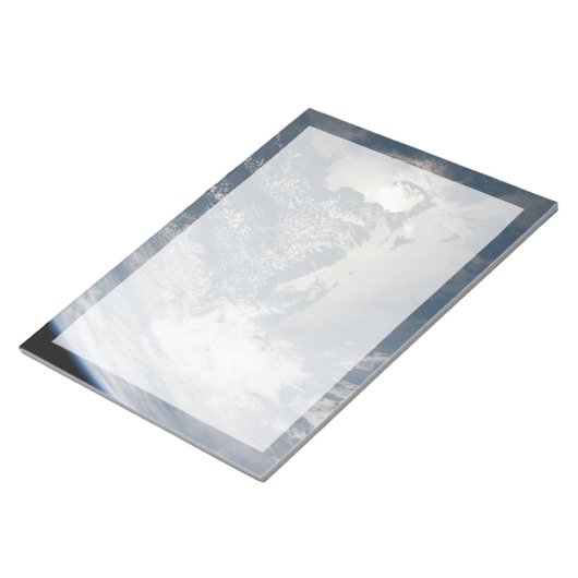 Zonlicht op het water van de aarde. notitieblok (Schuin)