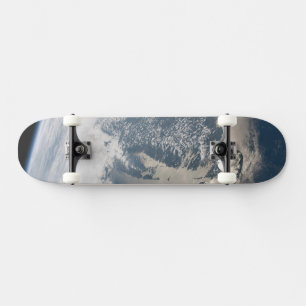 Zonlicht op het water van de aarde. persoonlijk skateboard