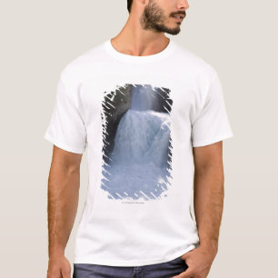 Zonlicht op watervallen aan de zijkant van een ber t-shirt