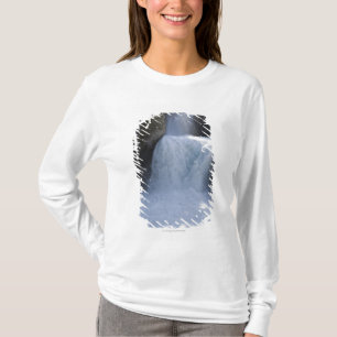 Zonlicht op watervallen aan de zijkant van een ber t-shirt