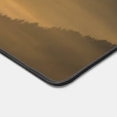 Zonlicht schijnt in de ochtend mist bureaumat (Hoek)